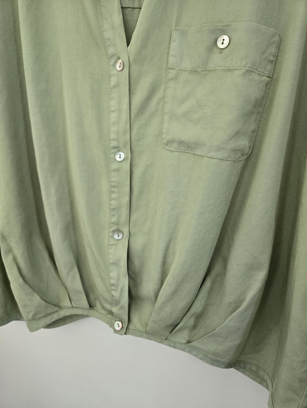 KUT from the Kloth cuffed sleeves sage green short-sleeve button-up top. Size XL - Picture 3 of 8